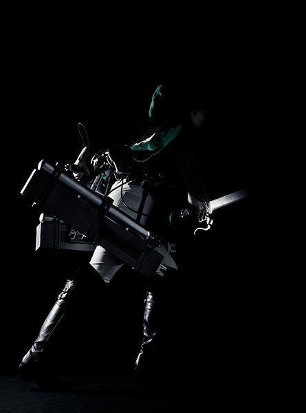 shingekitoribia's tweet photo. 「立体機動装置」の実物が販売されるらしい。
 販売価格は約10万円 
ブレード全長は約８８cm・重量１０キロ 
本体にはアルミを使用し、見た目もかなり本格的。 https://t.co/EmOrDFvxFV