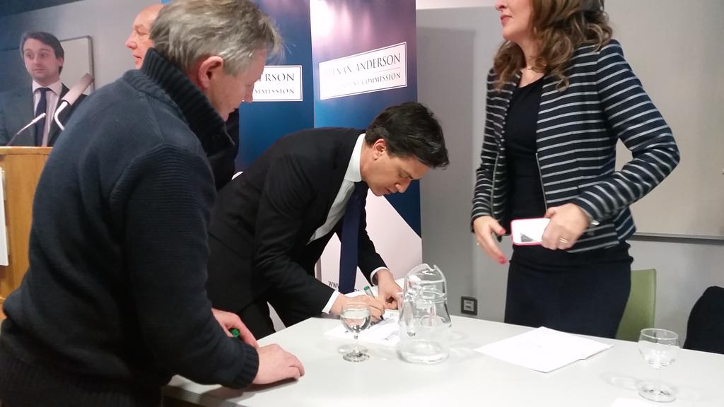 PPR_Org's tweet photo. Ed Miliband signs up to support Right to Work: Right to Welfare #REALJOBSNOW call #HeenanAnderson http://t.co/vvjJbDAM53 @belfastsinnfein