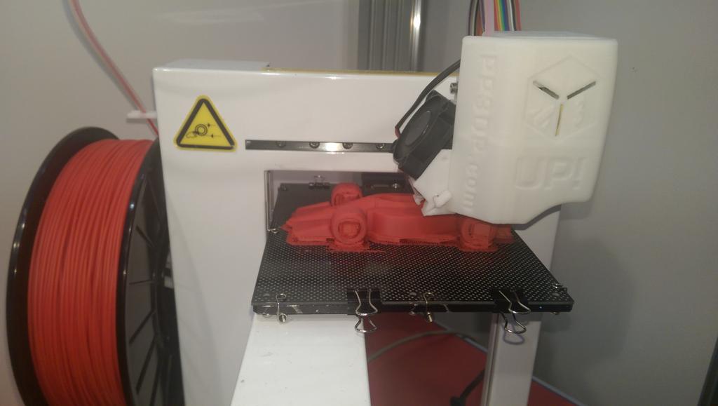 Kitsamus's tweet photo. Up Plus 2 printing an F1 car in ABS @Bett_show @DenfordHQ @F1inSchoolsHQ @up3dprinters http://t.co/erHgxl8gVQ