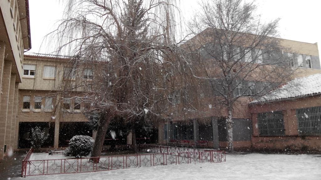 IESV_Espino's tweet photo. Nieve en el instituto. #guerradebolasdenieve http://t.co/180IedZFzT