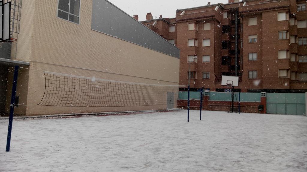 IESV_Espino's tweet photo. Nieve en el instituto. #guerradebolasdenieve http://t.co/180IedZFzT