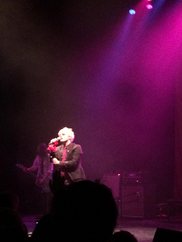 ChemicalWaylien's tweet image. Went to see @gerardway last night 🙊 was so amazing would love to go again!