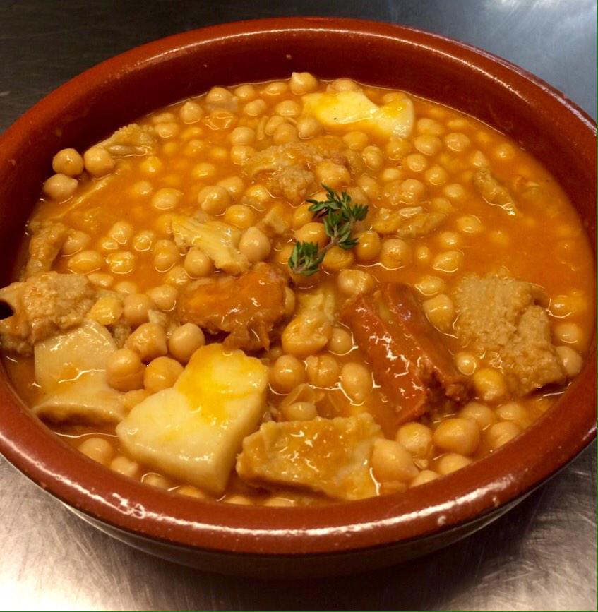 Y aquí está el plato de cuchara (estrella) de la semana: garbanzos con callos. Buen provecho a todos! :)