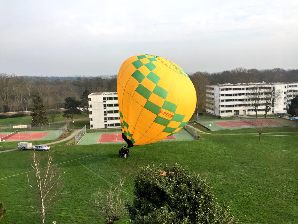centralesupelec's tweet photo. Une mongolfière s'apprête à s'envoler sur la pelouse du #Campus de Châtenay de @CentraleSupelec. Bravo @AirPiston ! http://t.co/4ZjwTcVC37