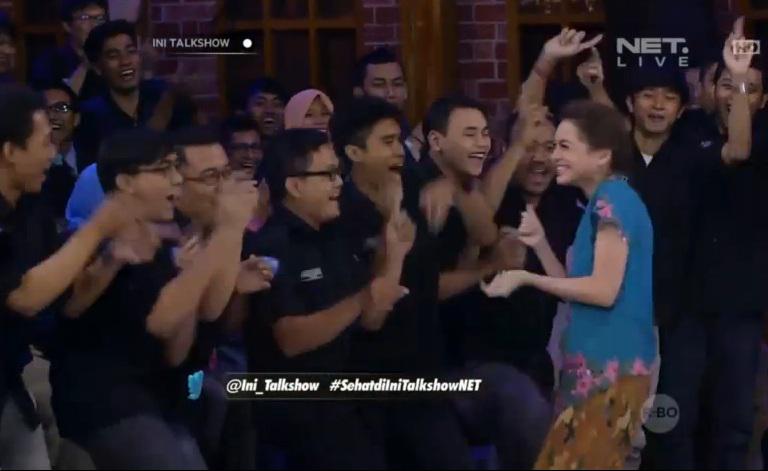 mayaseptha's tweet photo. Asik! Hahaha "@netmediatama: Asik neng @mayaseptha joget teh bohay @Ini_Talkshow #SehatdiIniTalkshowNET http://t.co/gzREUYfTSP"
