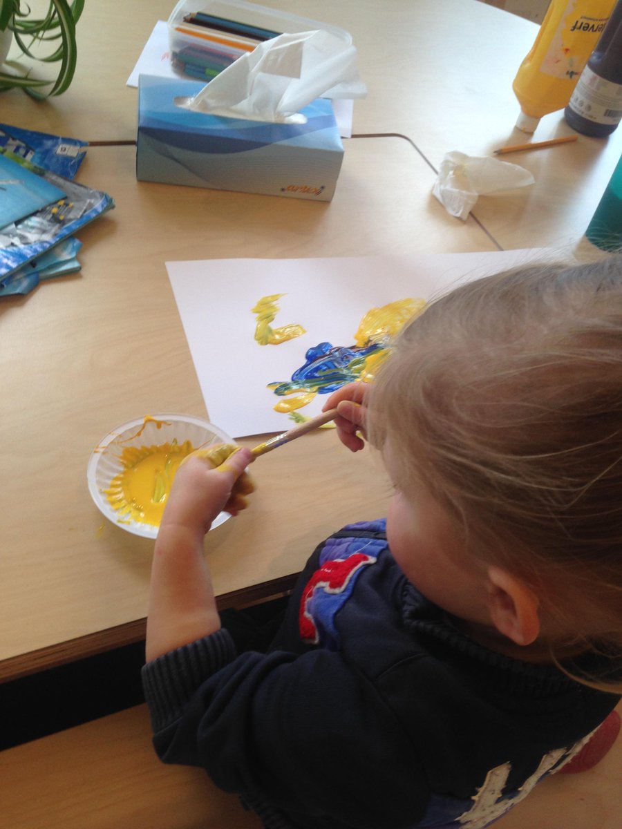 Plus_KOV's tweet photo. Ontdekken met verf op het Stadskwartier! Je hand verven is toch veel leuker? #reggio http://t.co/tvd7PHq7oi