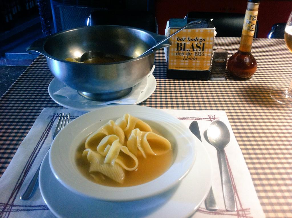 DeComprasNOW's tweet photo. Passant-m'ho bé amb l'escudella del @BarBlasi , encara falta la carn d'olla mmm | @MariaAlicarte @SnackPepe #Lleida http://t.co/9fxWXYXSYR