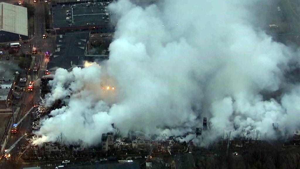 FireNews's tweet photo. Daylight images of *7 Alarm+* fire in #Edgewater, NJ #avalonfire #NJfire http://t.co/uLAi6jd7Z1