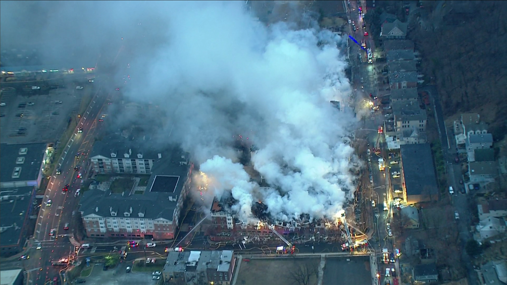 FireNews's tweet photo. Daylight images of *7 Alarm+* fire in #Edgewater, NJ #avalonfire #NJfire http://t.co/uLAi6jd7Z1