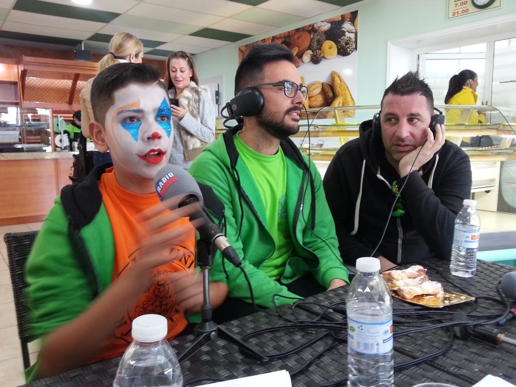 RadioMarcaTfe's tweet photo. Emilio López, director de @TriquiTraquitos murga que abre el concurso de murgas infantiles esta noche #MARCArnaval15 http://t.co/wcWsL83kKB
