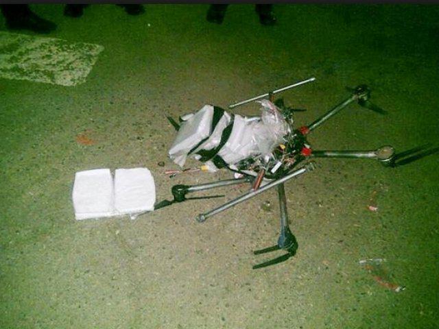 UltimaHoracom's tweet photo. Cae un "dron" con droga en estacionamiento de un comercial de Tijuana http://t.co/XmfZJW601O http://t.co/6OqALch84A