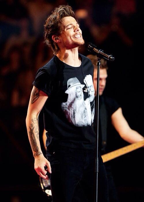 _zaynsljps's tweet photo. "@tovmlinson: “@harryxarms: @tovmlinson si, voglio farti morire🌸 http://t.co/YrVlMNwMQU” LO MORDOO"