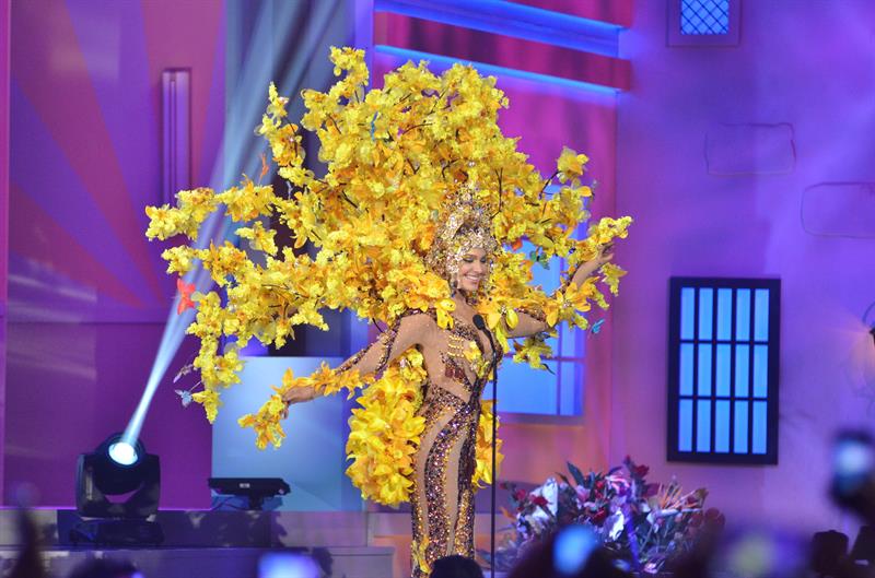 globovision's tweet photo. #EnImagenes Así lució Migbelis Castellanos en el desfile preliminar del Miss Universo 2015 http://t.co/1gn8lG4DO9 http://t.co/oat6WqOLuN