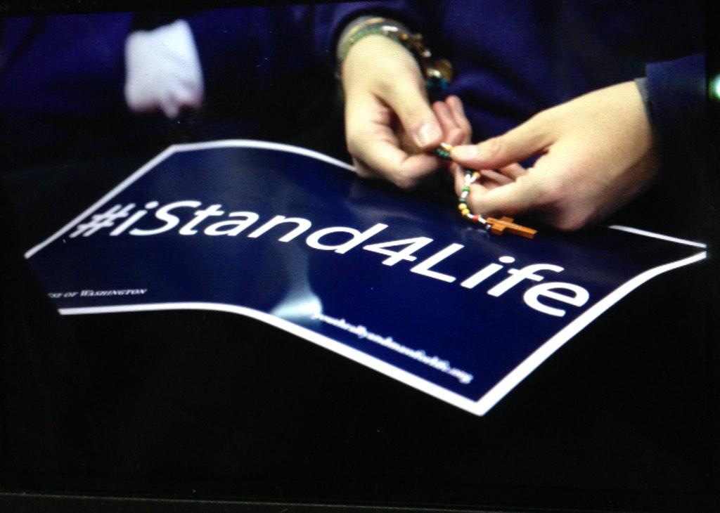 CathStandard's tweet photo. Students at the Verizon Center pray the rosary together during the #Mass4Life #IStand4Life http://t.co/gP09Om162g