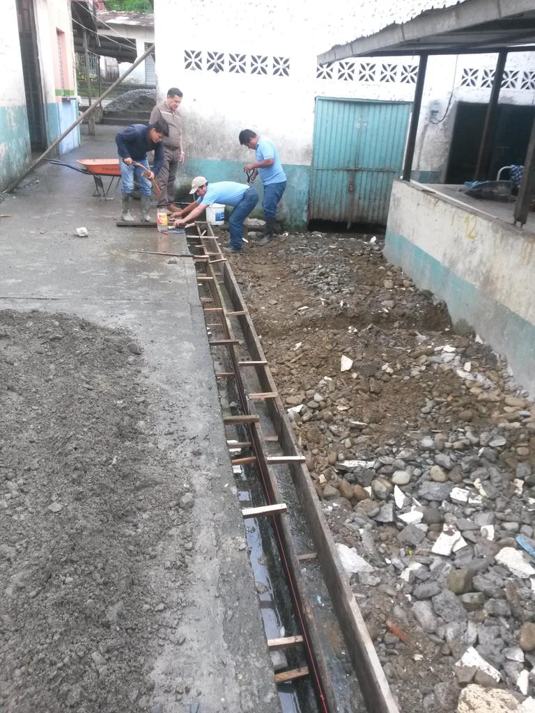 Municipio_Bucay's tweet photo. Trabajos de adecuación en el Mercado Municipal "Sector Mariscos" http://t.co/yN5TAsyHml