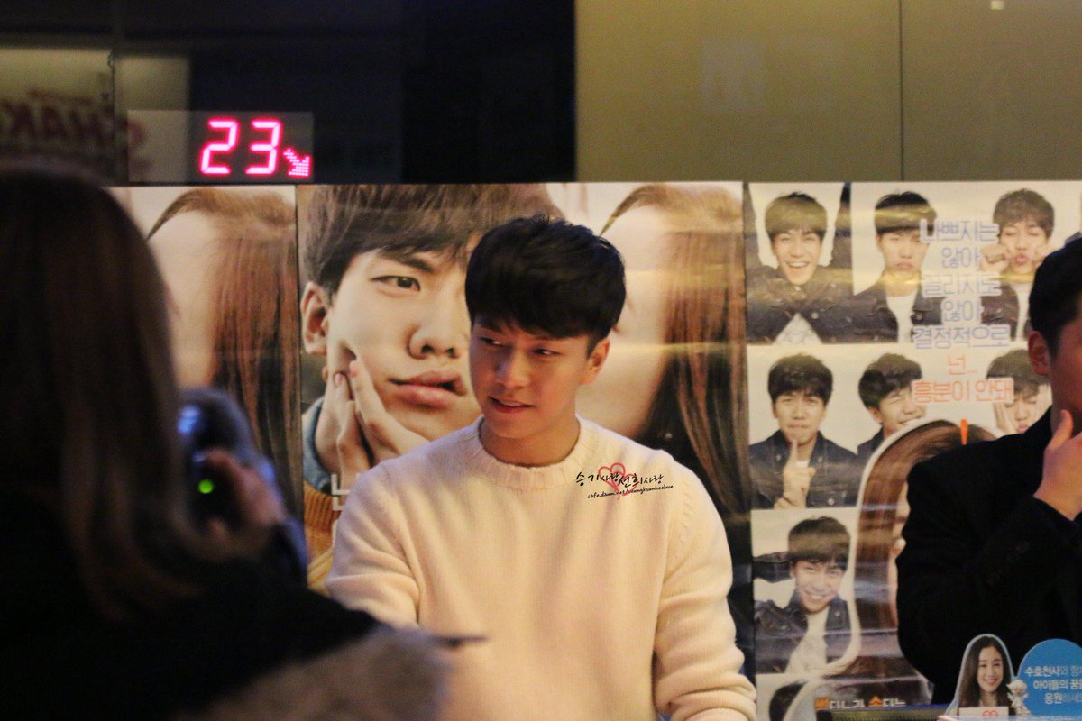 LSGfan's tweet photo. Seunggi hihihi #HardworkingGuys #SoHot #LoveForecast "@sgsunylove 150122 #์ค๋์์ฐ์ #์ด์น๊ธฐ #LeeSeungGi #์ฉ์ฐ #CGV #์ผ์ผ๋ฏธ์์ง๊ธฐ http://t.co/9RLyQUk4LZ"