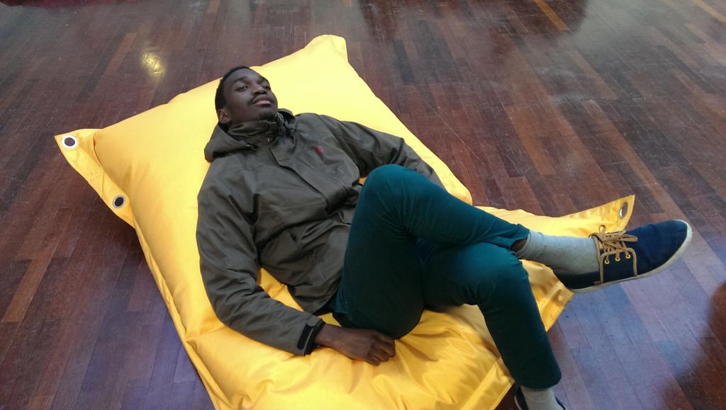 Hackatix's tweet photo. D'autres s'en fiche de la vue... Et préfèrent dormir ! @YoanNsemi #StoryHackFipa http://t.co/eimgITNCNB