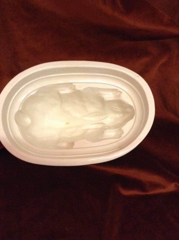 HeskinHall1's tweet image. #bunnies enjoy your jelly &amp;amp; blancmange in style with this #copelandspode bunny mould #antiques