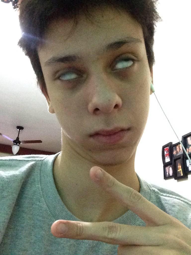 frasesdejovem's tweet photo. "pq vc nao volta a falar com fulano, vcs eram tao amigos" http://t.co/3yFUuGQUTV
