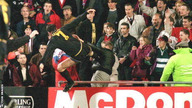 FootballFunnys's tweet photo. 20 years ago today, Eric Cantona did this... http://t.co/D8sYXvT81C