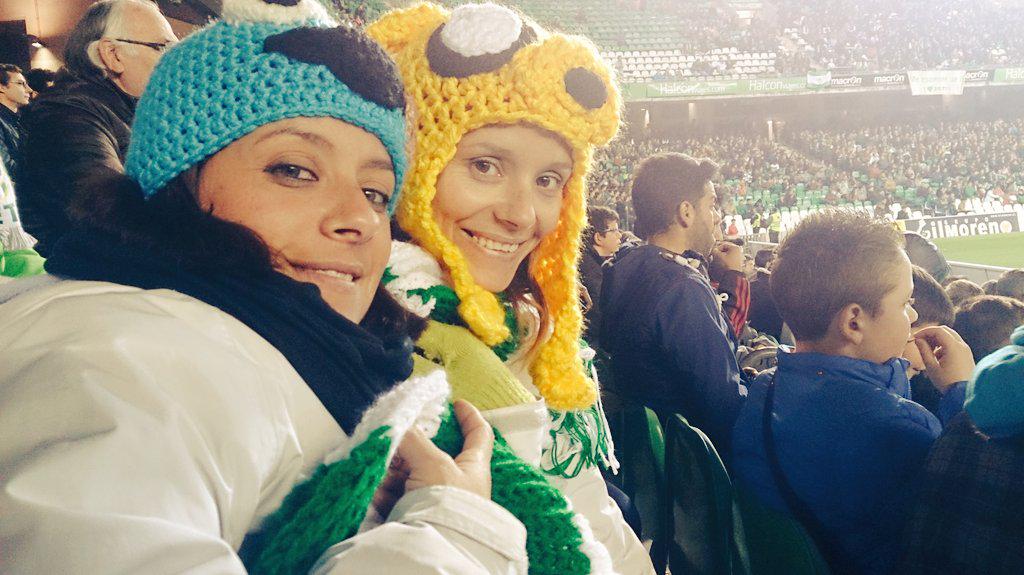 soniabetis's tweet photo. Viendo el betis con una buena bufanda y gorro se quita el frio #zapeando291 http://t.co/nkQIrzGNXb