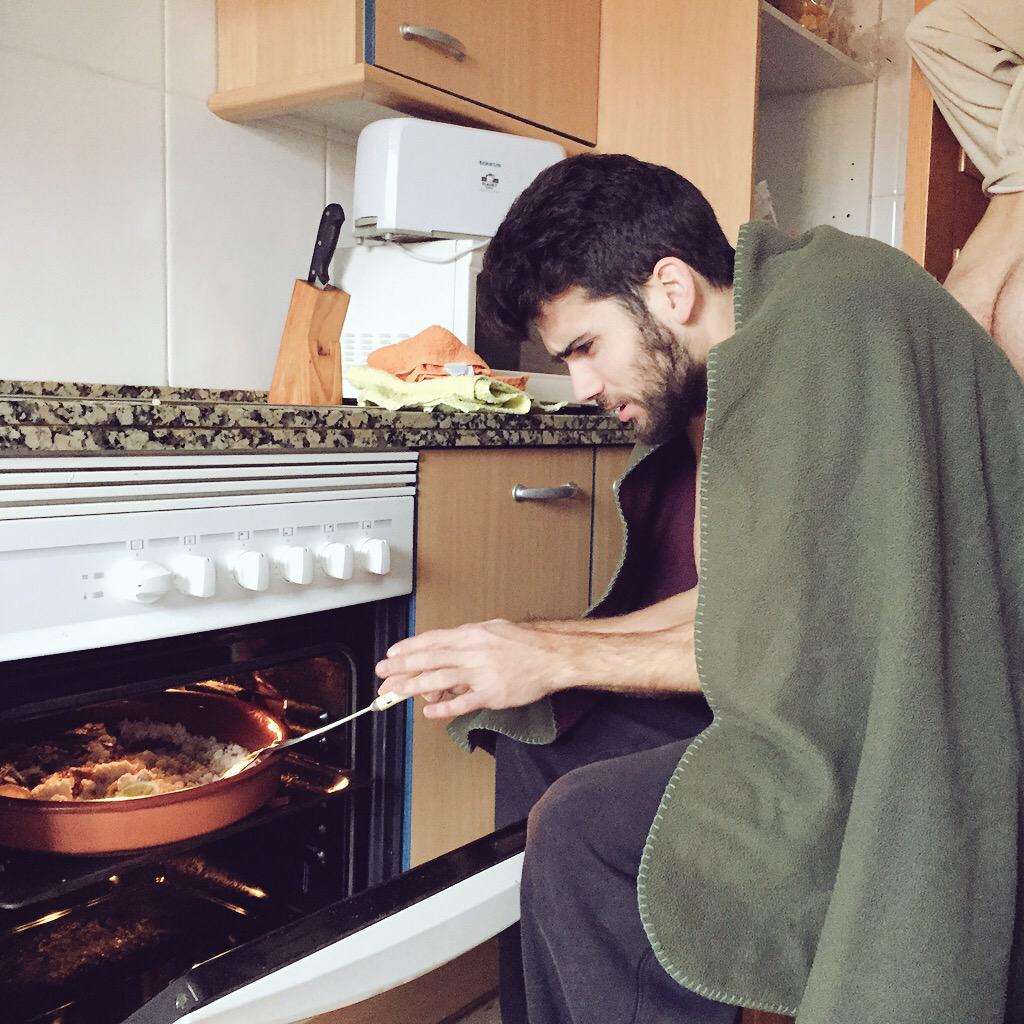 SantiAven's tweet photo. Calentándonos con el horno. ¿Culo o codo? @zapeandola6 #zapeando291 http://t.co/DBWcekmLQK