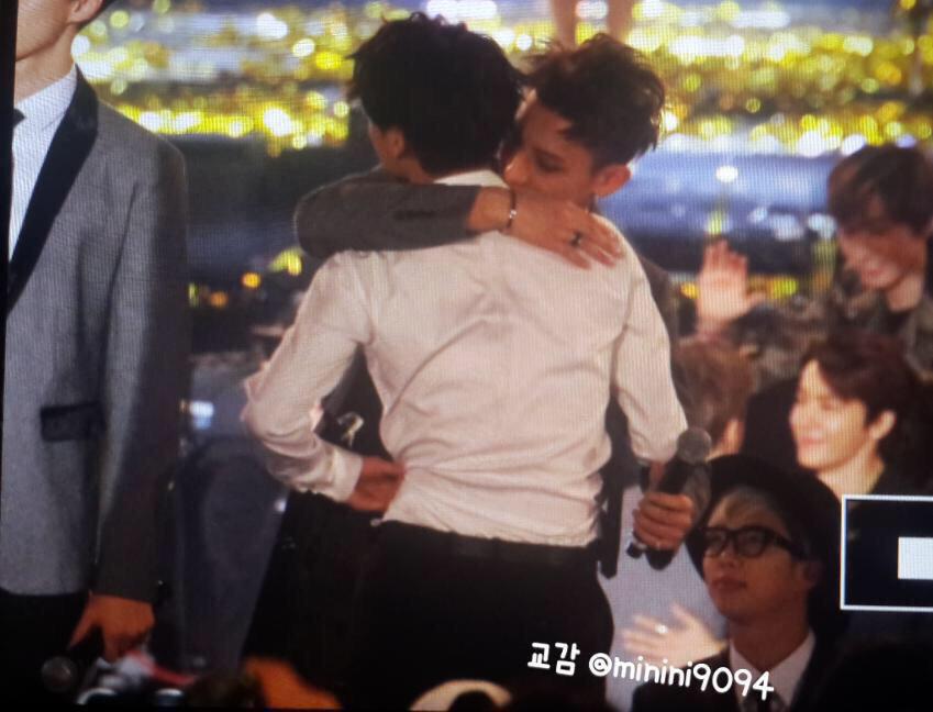 Lay Mesubocchi カイにはテミンがいるしタオにも忘れられぬクリスがいるんだけど地球をかけた最後の戦いを前に キスするのはカイタオだからttそういうアニメなんでtt タオはジョンインが好きだったよ 抱き返せないカイ 微笑んで戦闘http T Co