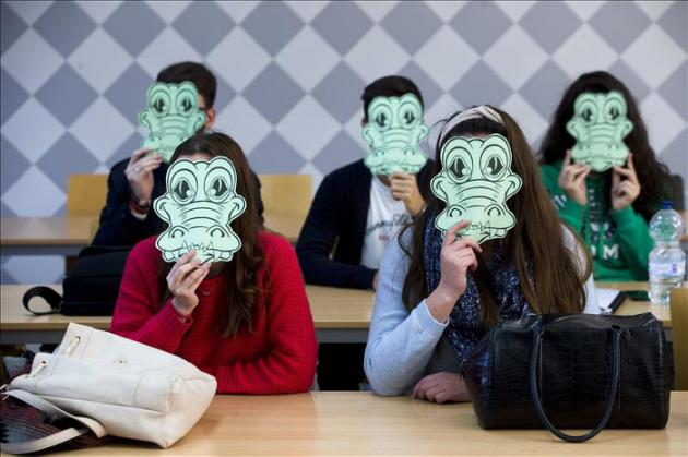 YahooActualidad's tweet photo. Aprueban una asignatura de derecho por lograr 11.000 selfies con cocodrilos #CrocoProyect http://t.co/KsJduBNyYY http://t.co/XzxBThl6XI