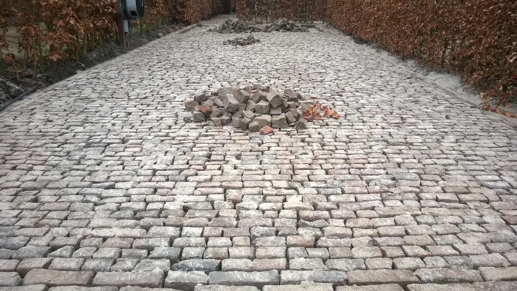 Vandaag weer een stukje #oud #ambachtelijk #straatwerk erin gemaakt. Morgen het laatste stukje <a href="/nijkerk/">petra majewski</a>