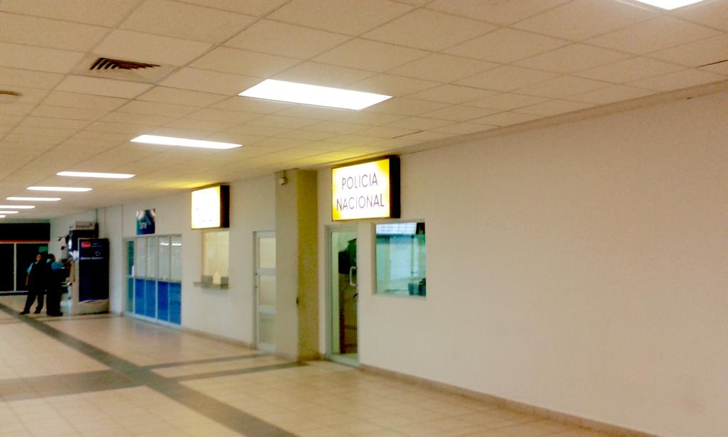 AnswersForKris's tweet photo. Aan op de luchthaven. Opgewacht door politie, ze maken nu een pasje voor me klaar zodat ik overal door kan. #Tocumen http://t.co/AC0a3ByKw4