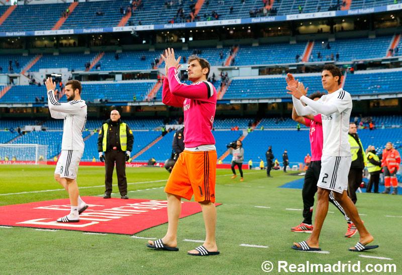 realmadrid's tweet photo. FOTOS: Los jugadores agradecieron el apoyo de la afición #RealMadridvsESP #HalaMadrid #RMLive http://t.co/DvQgWHgelr
