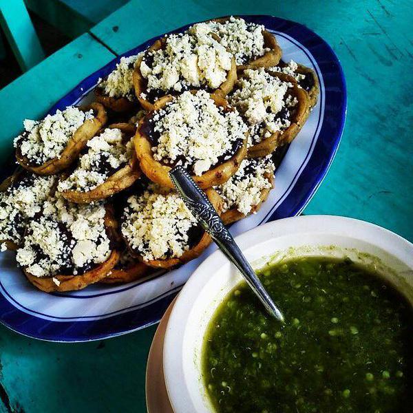 ¡De los platillos típicos de #Acapulco son los deliciosos sopes, acompañados de una deliciosa salsa verde!