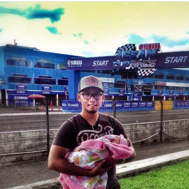 tebaskoro's tweet photo. @ID_AyahASI ini baby Arimbi nemenin ayah persiapan event race #AyahASIonWeekend http://t.co/5hqNUaD15j