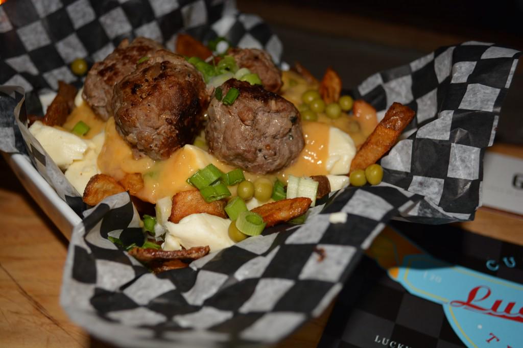 Poutine sauce kraft dinner au jalapenos!! #poutine #poutineweek <a href="/LaPoutineWeek/">La Poutine Week</a> <a href="/Mechant_Mangeur/">Андроновская</a> #cuisinederue