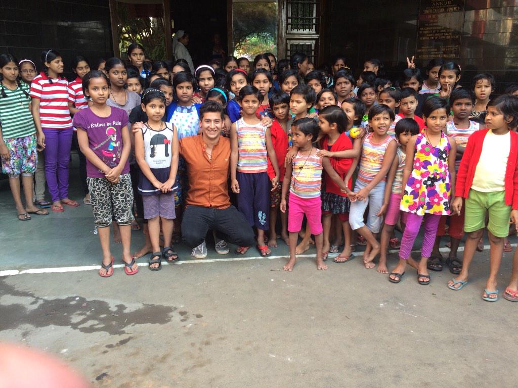 theparasarora's tweet photo. Best birthday ever.🎉😀enjoyed a lot with these orphan kids..such a lovely moment it was.!😍 http://t.co/TRuW1MdmPt