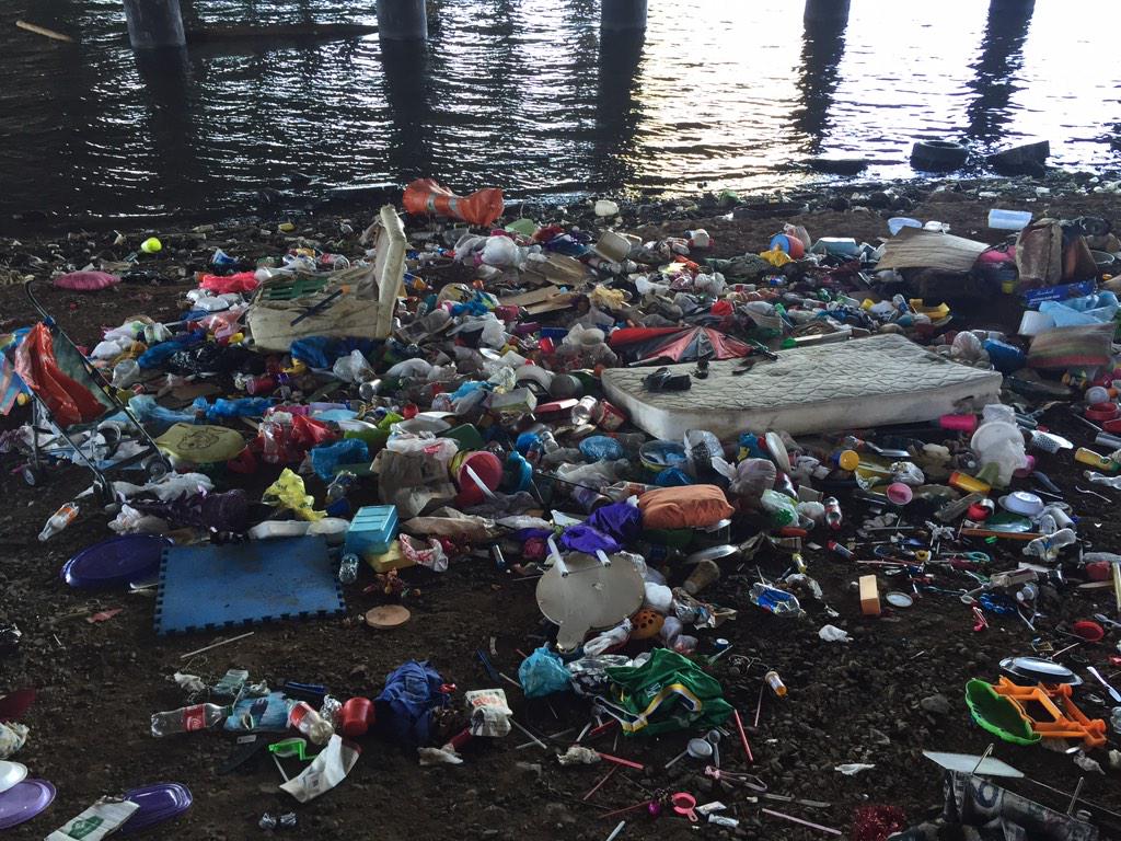 lisacalo's tweet photo. @riverasaniel debajo de la estacion de peaje del puente teodoro moscoso al final del parque adolfo dones http://t.co/84YOBzlCuW