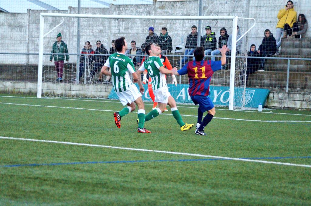Gol_Cat's tweet photo. [DIRECTE] 62' 2-1. El @CeAvinyo perdona una falta a la frontal i el @FCPRADENC segueix buscant l'empat! Gran emoció! http://t.co/BrwfdOskOg