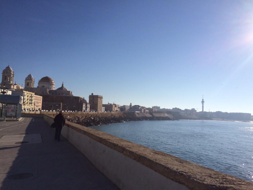 viveandalucia's tweet photo. Oleeee!! :) #tumejortu RT @dape_86: En invierno, en verano #andalucia @VisitCadiz solo hay una!! http://t.co/KQ19GV4E3W
