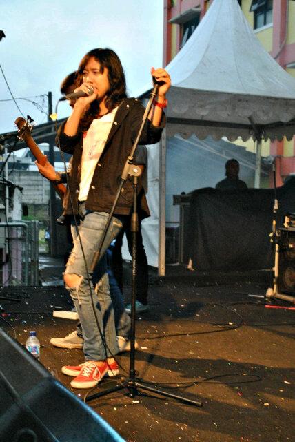 DevotionDV's tweet image. Aksi panggung sang vokalis @ichaaanf at Nation Mixe STIKES BHAKTI KENCANA \m/