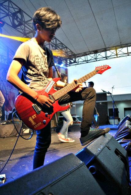 DevotionDV's tweet image. Aksi Lead Guitar DV @toufan_abay at STIKES BHAKTI KENCANA :)