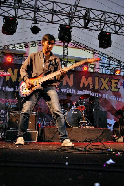 DevotionDV's tweet image. Aksi Bassist DV @indraresmana821  at STIKES BHAKTI KENCANA ;)