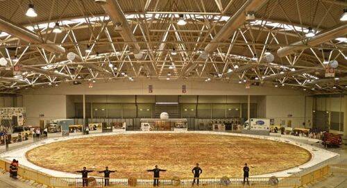Enrique_chef's tweet photo. Nos pusimos a preparar pizza. Que si un poco más de harina, ahora un poco más de agua... Y se nos fue de las manos. http://t.co/MDCE3FLKH6