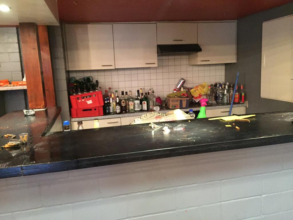 linexox's tweet photo. Musste grade die Sauerei von meiner Geburtstagsparty aufräumen. Fazit: Ich werde nie wieder Geburtstag feiern. http://t.co/NHdB4Aeni4