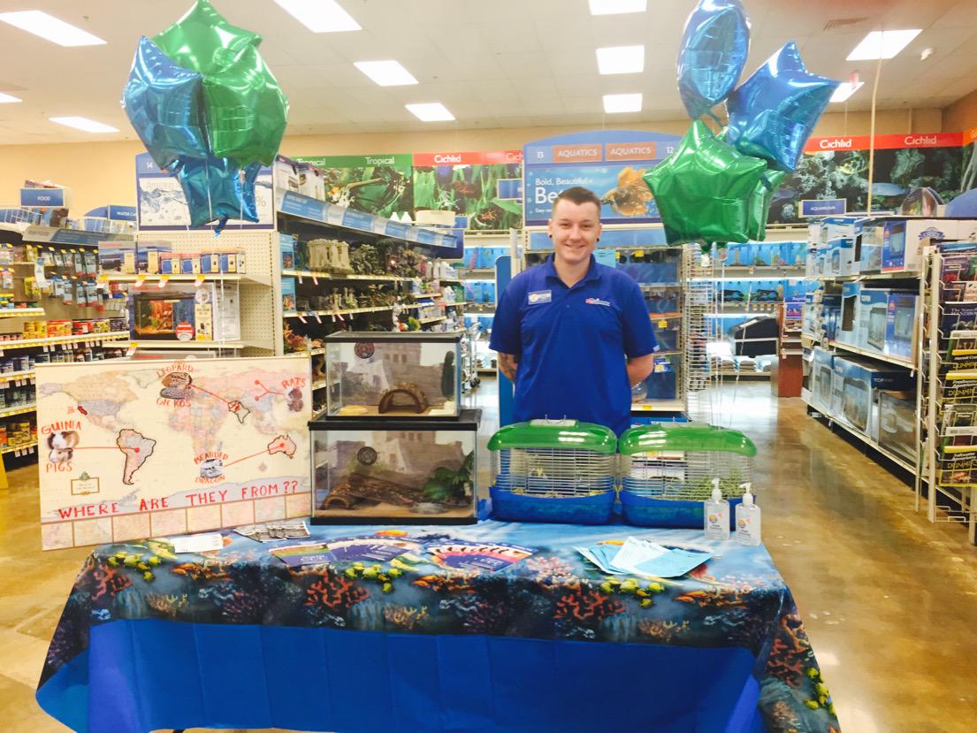 YbarraAol's tweet photo. Ready for the kids at store 1452 http://t.co/77suAe6BVS