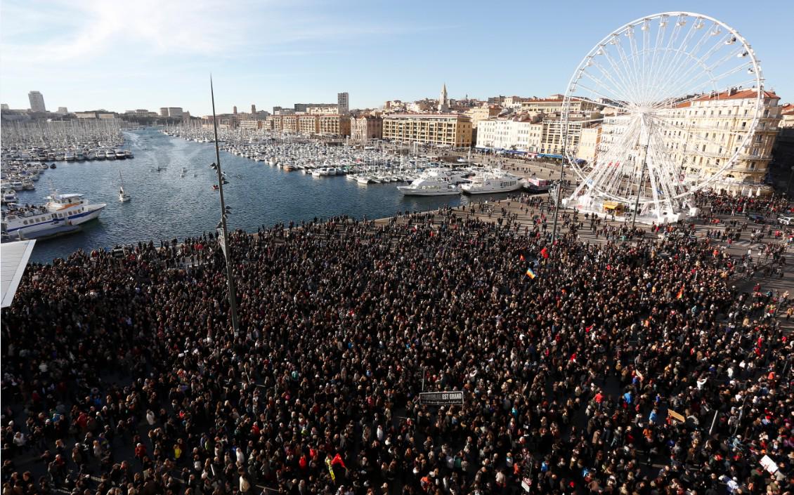laprovence's tweet image. #CharlieHebdo: manifestation historique à #Marseille, entre 50 et 100000 personnes lpce.co/diapoCharlie