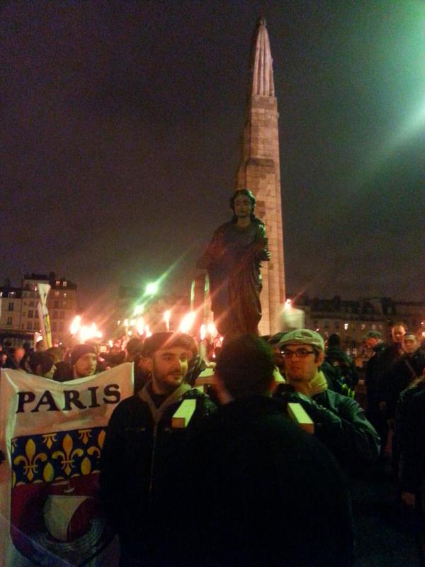 VexillaGalliae's tweet photo. Début de la #MarcheSteGenevieve à Paris. #JFP2015 (via @Navymat) http://t.co/OqHnatwYbm
