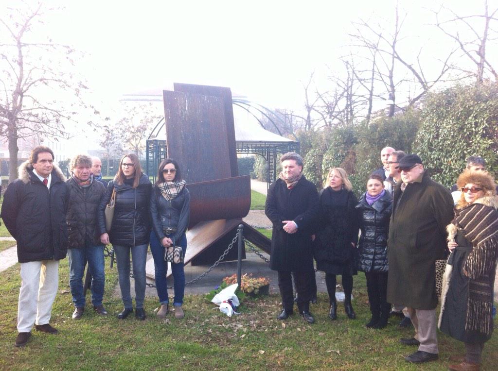 MaryCFornasari's tweet photo. Deposizione fiori per le vittime di Parigi a #brescia @forza_italia @forzaitaliabs @vilarpla @tittibs #CharlieHebdo http://t.co/mFKL4Co4VH
