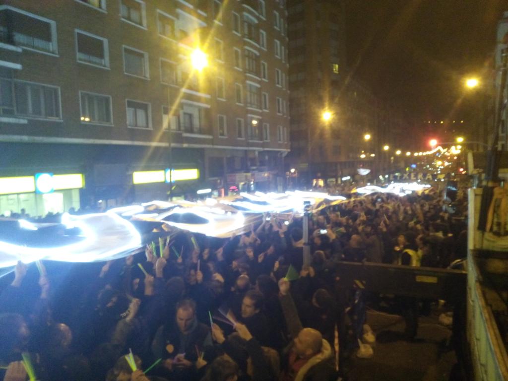 ernaigazte's tweet photo. Inoiz baino argiago Euskal Herriak preso eta iheslariak etxean nahi ditu! Gora gu ta gutarrak! #StopDispersionNow http://t.co/KLTzM5sP5T