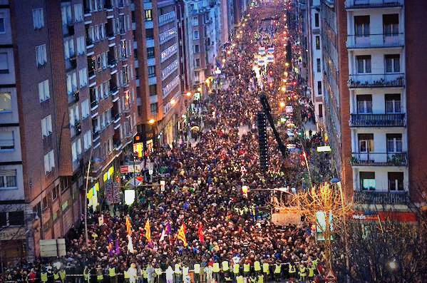 ArnaldoOtegi's tweet photo. Bilbao is a sea of lights! Bring home Basque political prisoners! #StopDispersionNow http://t.co/iHfPFZ8Gsb via @sare_herritarra