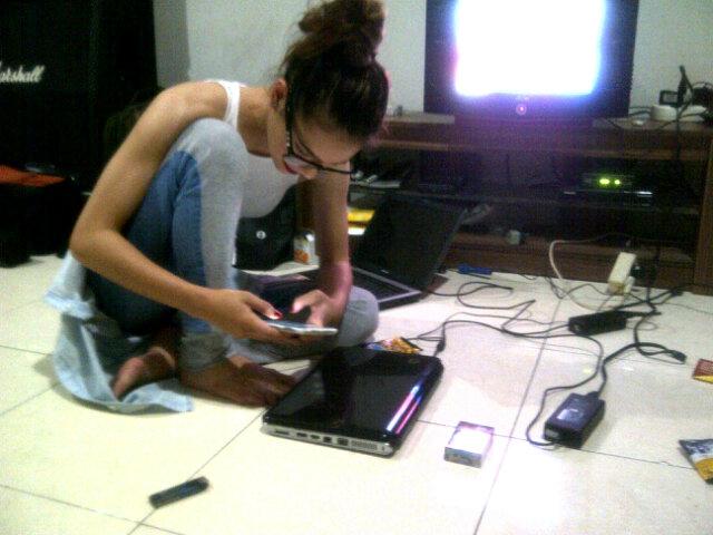 Kopi ala tebet asik"<a href="/ZackyPhotograph/">Uda Jaki</a>: Alamat sampe pagi di studio... Take video BTS Recording... Kopi mana kopi... "